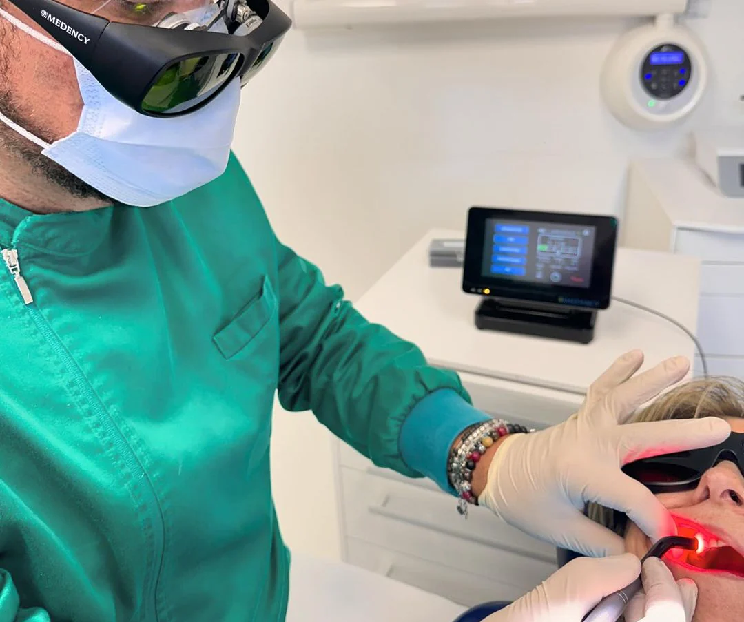 Praticien utilisant le laser Medency TRIPLO au fauteuil